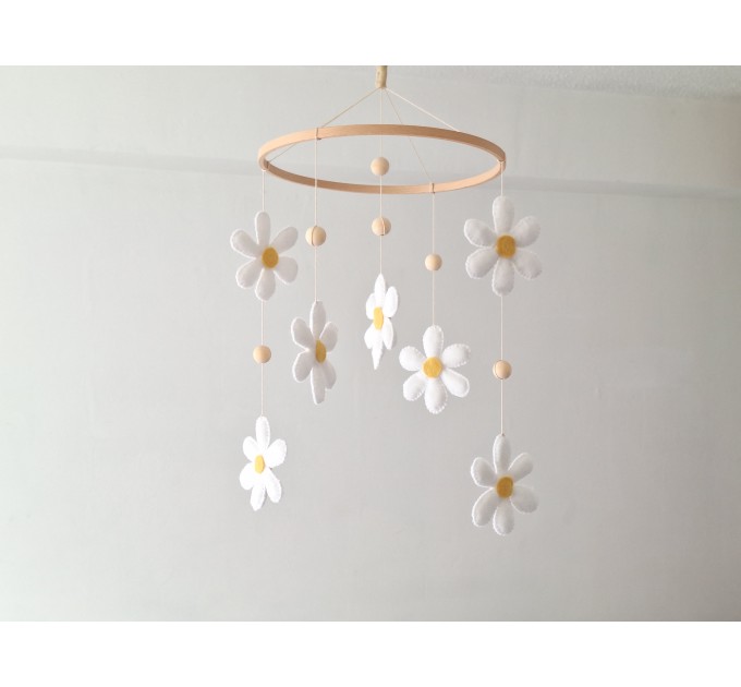 Daisy baby mobile Floral nursery mobile Neutral nursery decor Minimalist kids bedroom for Baby girl shower gift