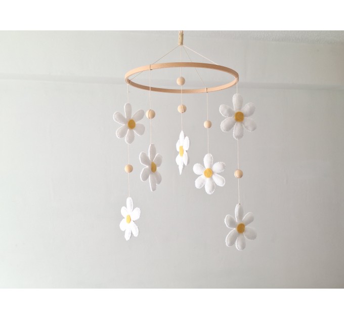 Daisy baby mobile Floral nursery mobile Neutral nursery decor Minimalist kids bedroom for Baby girl shower gift